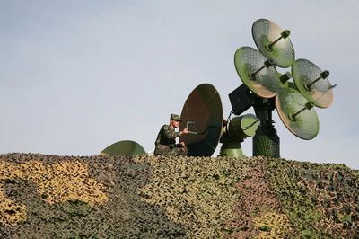 火箭軍某部實戰對抗演練 多科目錘煉戰場硬功